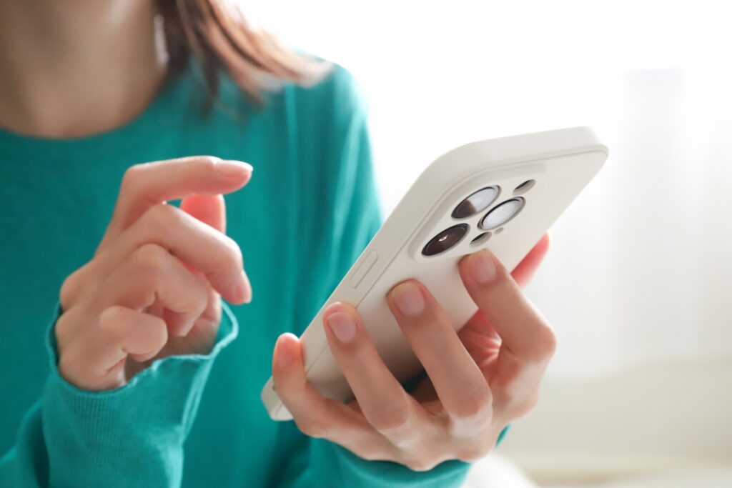 スマートフォンを操作